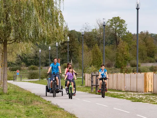 Famille sur la ViaRhôna au port de Virignin
