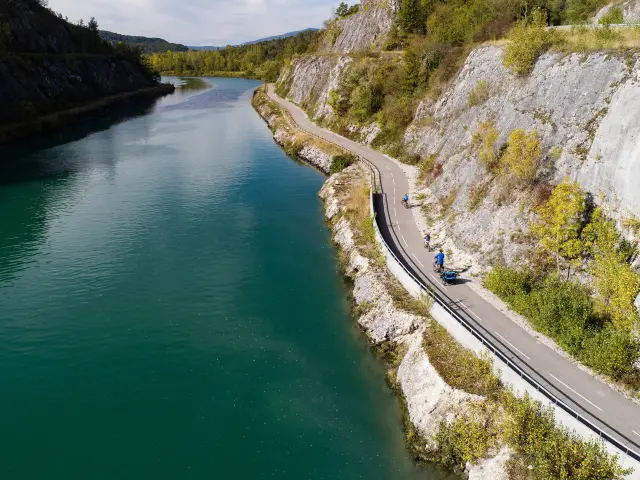 Cyclistes sur la ViaRhôna entre Lyon et Genève