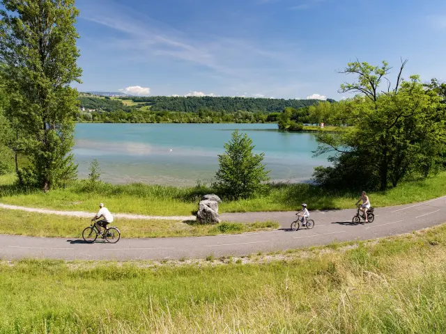 Cyclistes sur la ViaRhôna entre Genève et Lyon