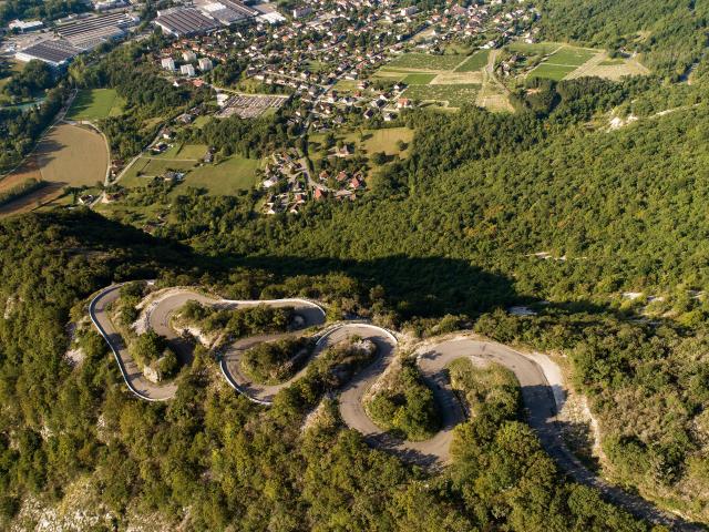 Lacets du Grand Colombier au dessus de Culoz