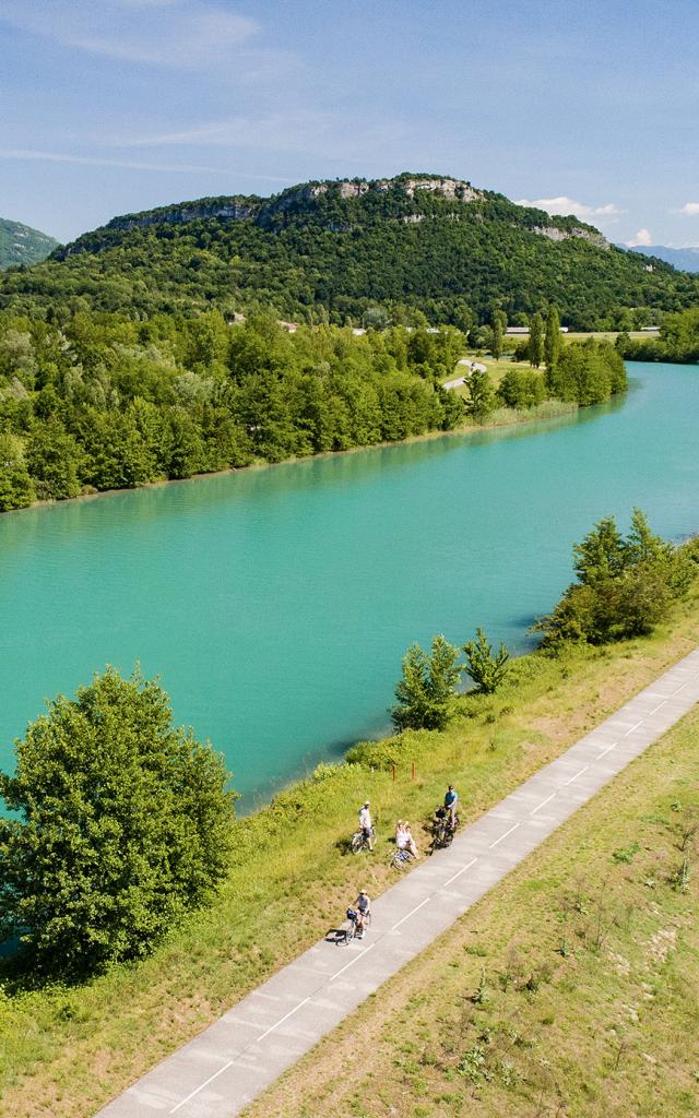 Cyclistes sur la ViaRhôna entre Lyon et Genève