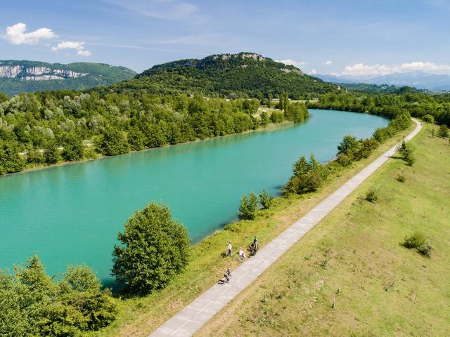 Cyclistes sur la ViaRhôna entre Lyon et Genève