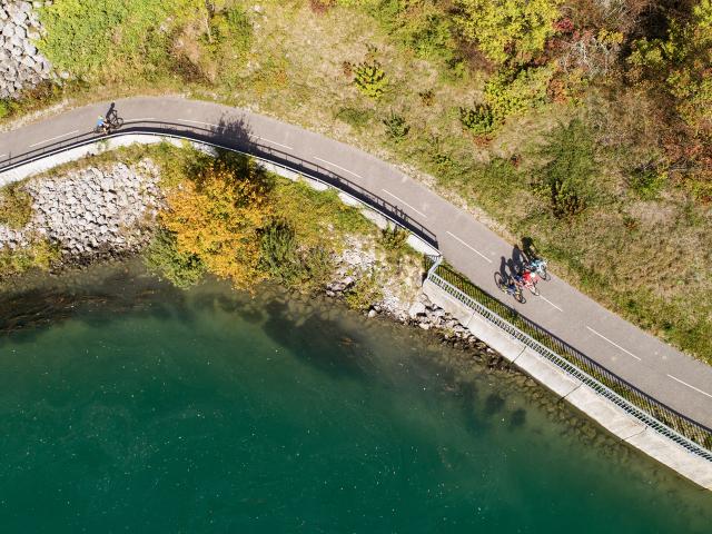 Cyclistes sur la ViaRhôna entre Lyon et Genève