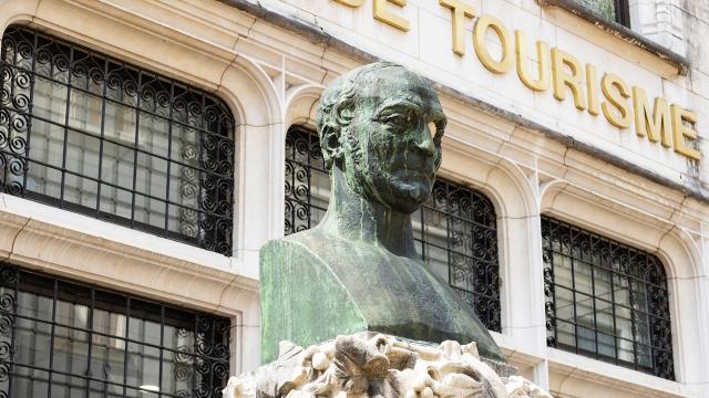 Statue de Brillat Savarin devant l'Office de Tourisme à Belley
