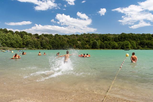 Baignade au lac de Virieu le Grand