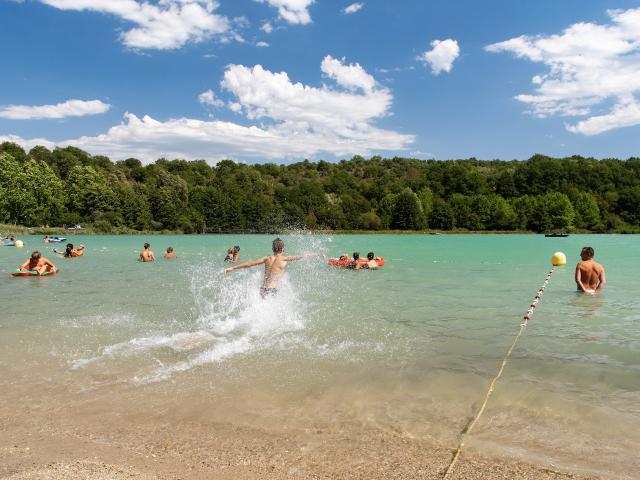 Baignade au lac de Virieu le Grand