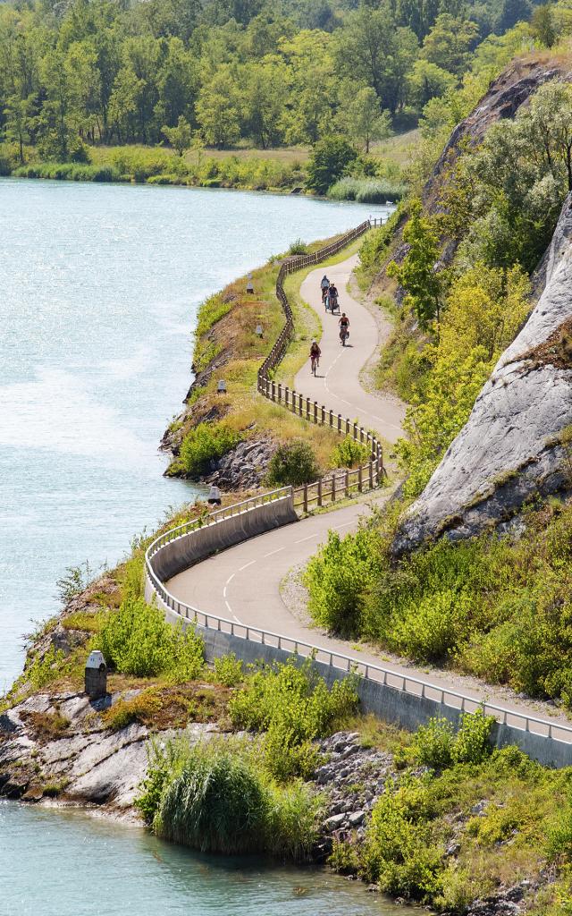 Cyclistes sur la ViaRhôna entre Genève et Lyon