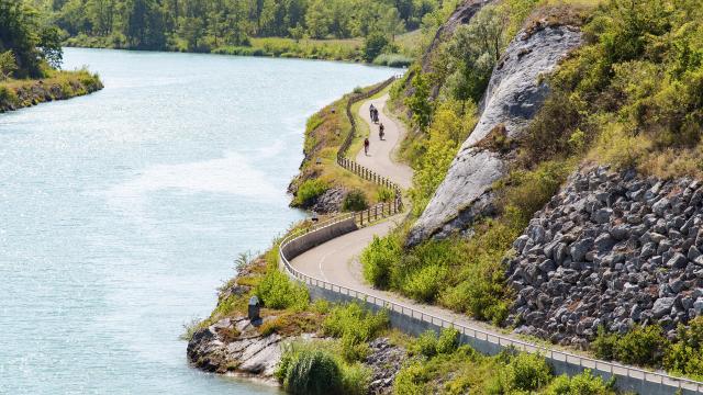 Cyclistes sur la ViaRhôna entre Genève et Lyon