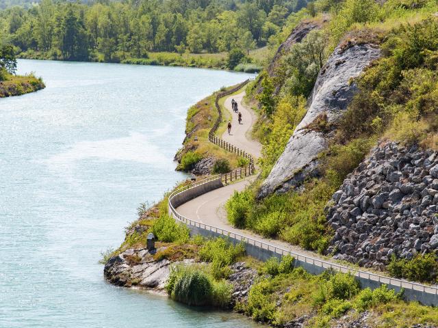 Cyclistes sur la ViaRhôna entre Genève et Lyon