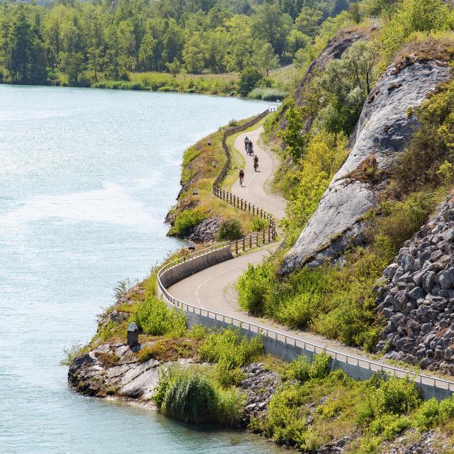 Cyclistes sur la ViaRhôna entre Genève et Lyon