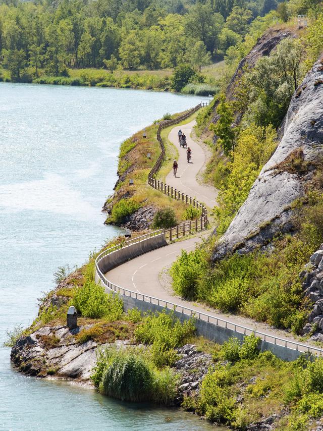 Cyclistes sur la ViaRhôna entre Genève et Lyon