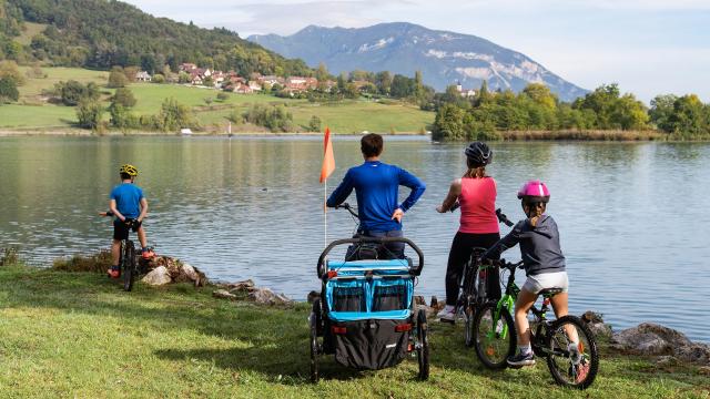 Famille sur la ViaRhôna au lac du Lit au Roi