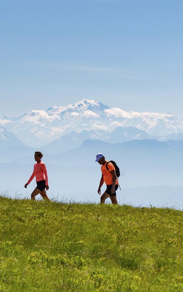 Randonneurs et balcon sur le Mont Blanc depuis le Grand Colombier