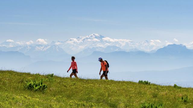 Randonneurs et balcon sur le Mont Blanc depuis le Grand Colombier