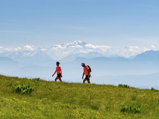 Randonneurs et balcon sur le Mont Blanc depuis le Grand Colombier