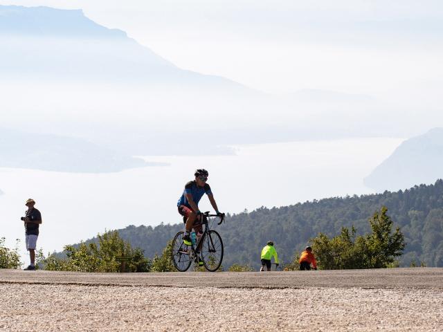 Cycliste dans les pentes du Grand Colombier lors d'une journée cyclo