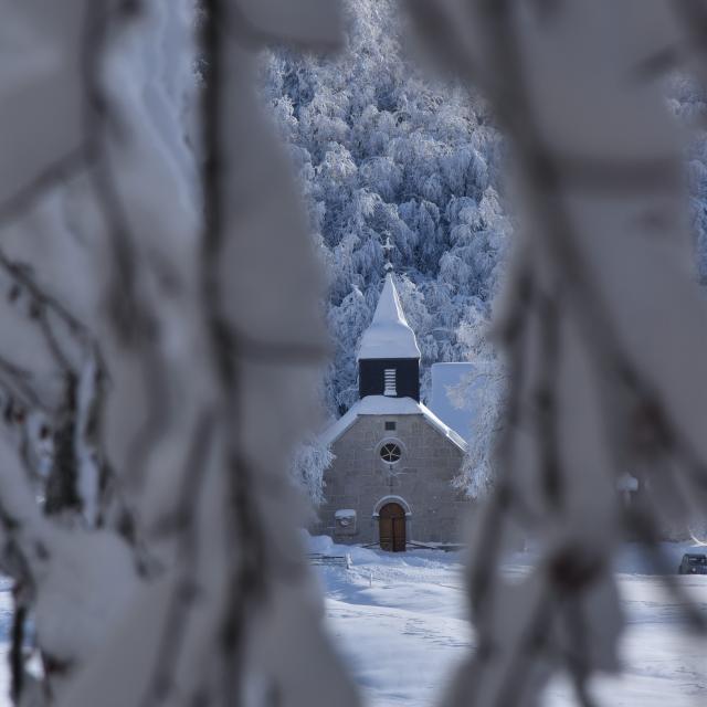 La Chapelle de Retord sous la neige en hiver