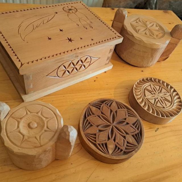 Scintiller au fil des saisons : initiation à la sculpture au couteau et vente d'objets en bois sculpté