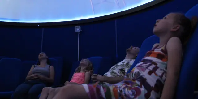 Séance de planétarium en famille